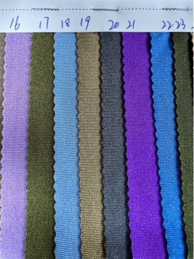 DG-BT recycled polyester glossy Lycra Composition: 82% recycled polyester 18% spandex Weight: 180g/㎡ side view